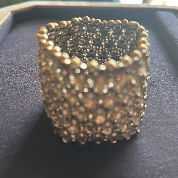 NWT Stunning Wrist cuff done in a silver finish with delicate flowers & crystal - Picture 9 of 13